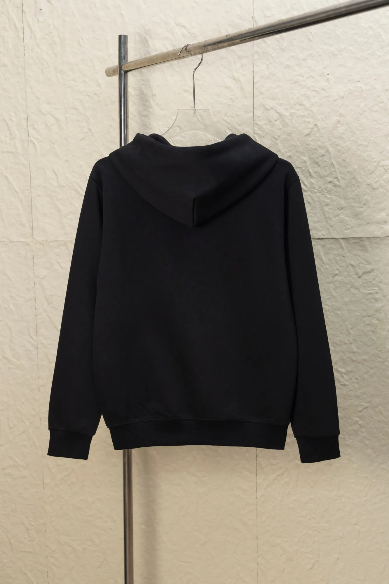 P270 Style No.: JZ024 Raff embroidered small label hooded jacket. Xuanwang New Rescue Limited Counter Jacket 420g air layer compound fabric. Imported machine full classic embroidered small label os version. Versatile style. Couple style. Color: black, navy. Size: S M L XL.